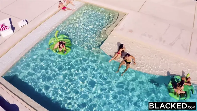 塗黑的辣妹佩內洛普與巨大的秘密泳池做愛