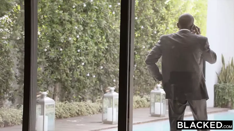 Blacked Nicole Aniston 在她身上被 BBC 包夾