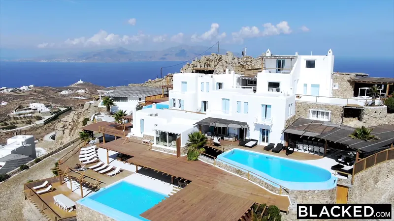 塗黑的 BBC 渴望紅頭在度假時被支配