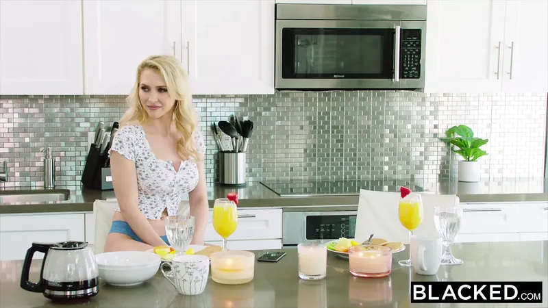 Blacked 她厭倦了她嫉妒的丈夫，所以她得到了