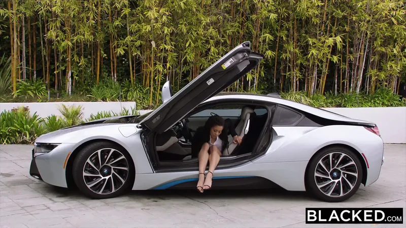 塗黑的黑人婦女向 BBC 介紹白人女孩：色情 ab