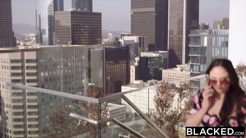 塗黑 – 華麗的妻子阿麗亞娜有一個淘氣的英國廣播公司