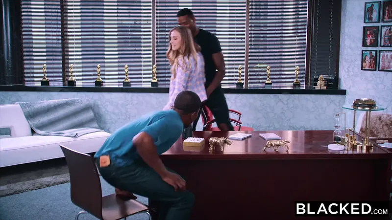 塗黑這個無聊的妻子找到了她需要的兩個