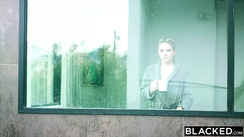 黑色曲線的金發女郎與已婚的 BBC 發生秘密性關係…