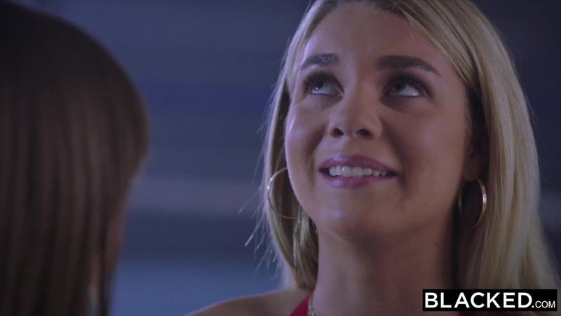 Blacked Riley Reid 被兩隻公牛 Dp'd：免費高清色情 a0