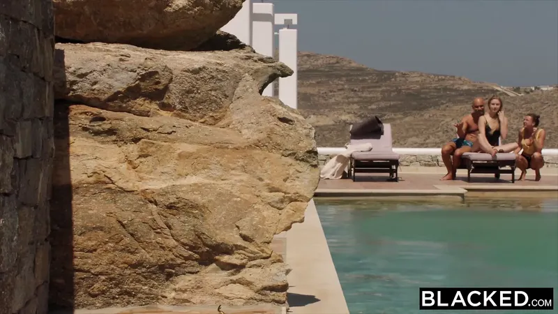 度假時塗黑的肯德拉桑德蘭被怪物搞砸了