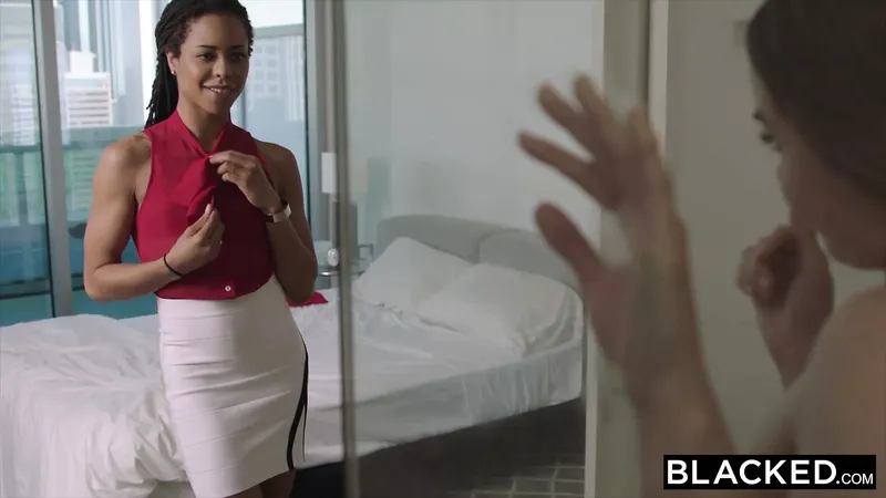 Blacked Blonde Model 遇見 Mandingo 巨大的黑色…