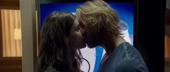 亞歷山德拉達達里奧 – 2017 年的 Layover，色情 e1：