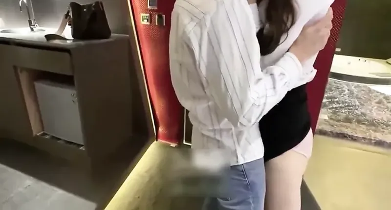 騷貨女外交官發現男同事騷動大色誘勾引他