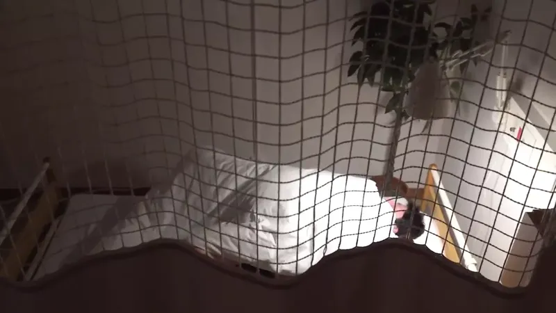 上夜班的已婚護士扼殺了她的呻吟聲第 1 部分