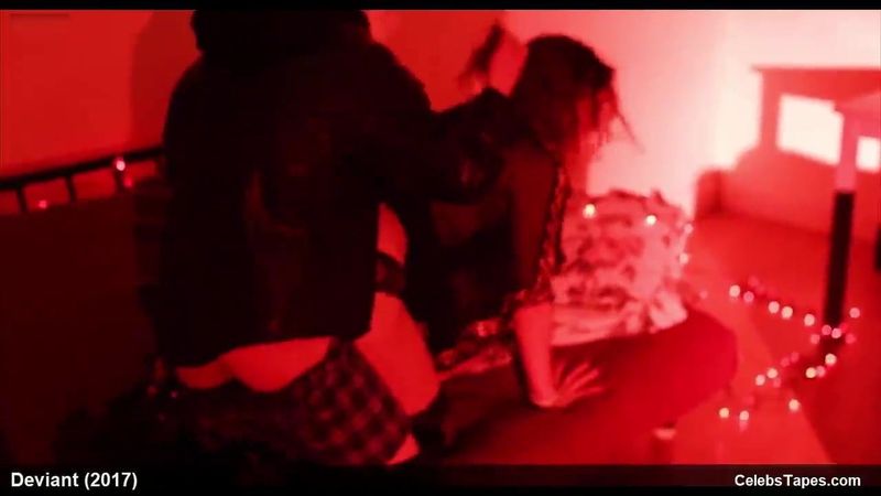 名人玉安德森赤裸和粗暴的狗做愛：色情 0a