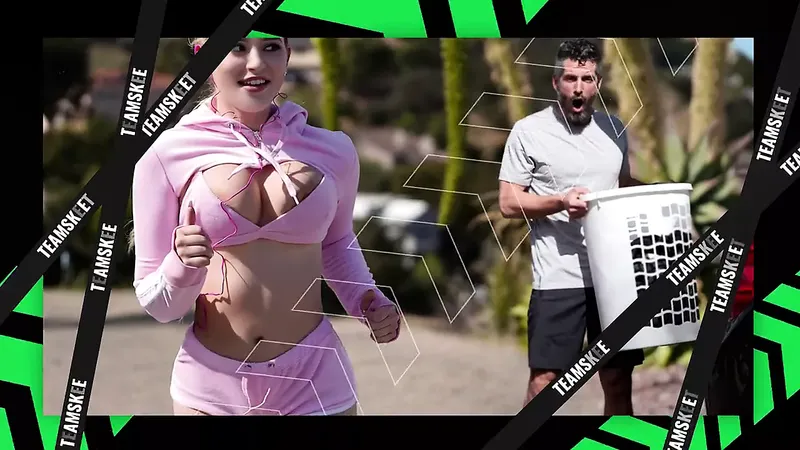 戴著頭巾的穆斯林美女被她的緊貓搗碎