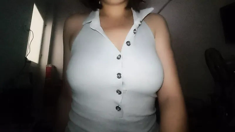 她的家鄉在隔壁房間，我很害怕看到