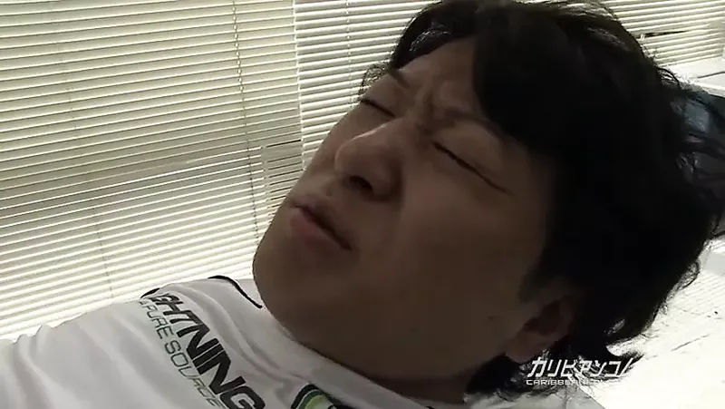 學校護士給一個偉大的手口交，色情 00: