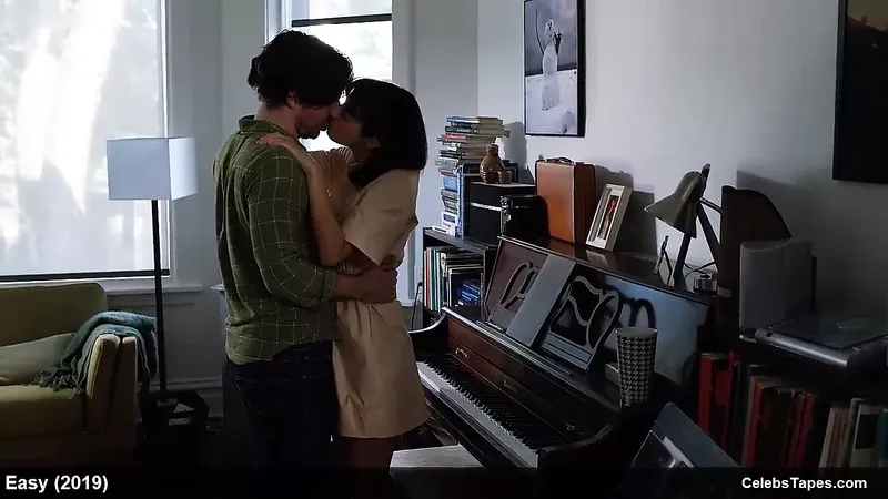 Kate Micucci & Malin Akerman 裸體 & 熱三人性愛