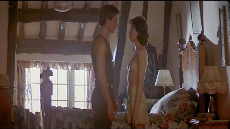 莱斯利-安暴露出她的裸体