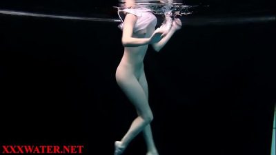 黑暗泳池中的素人