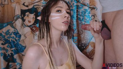 操着一个梳着小辫子的漂亮精灵女孩的嘴! 与美女口交! 在她的嘴里射精! 流口水的口交和深喉女友!